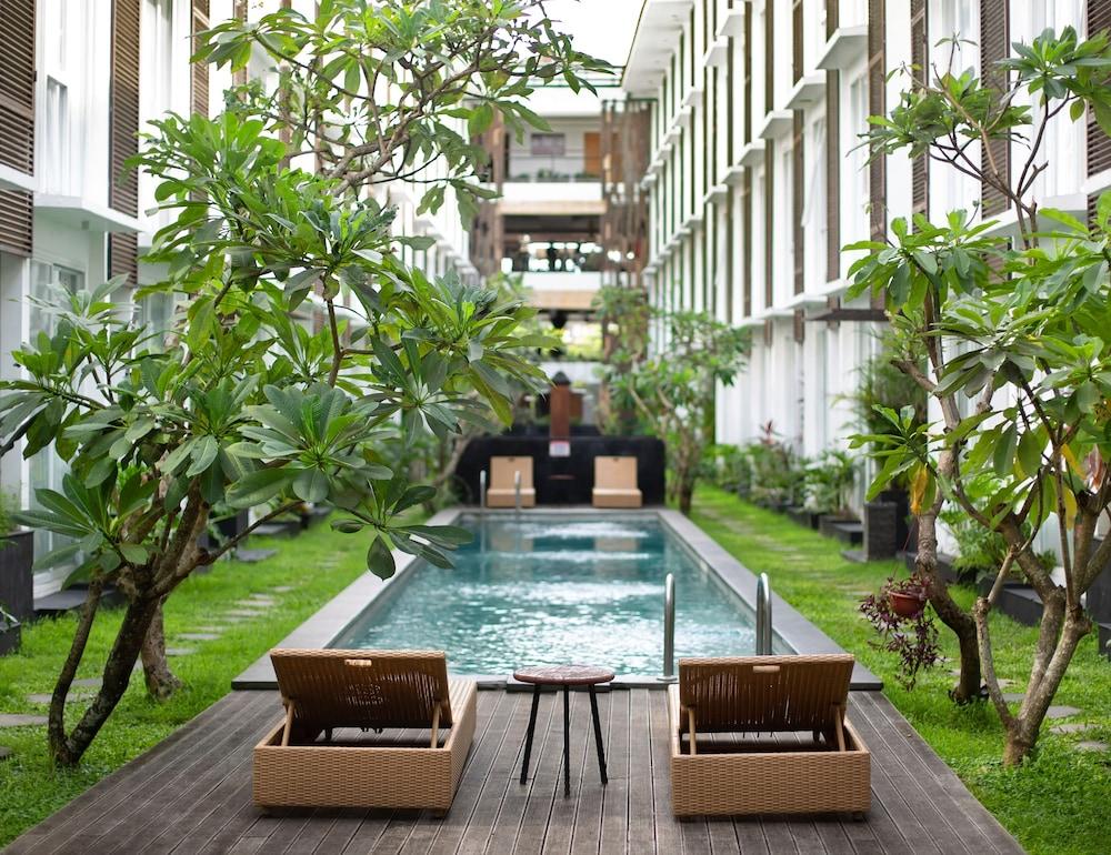 ดิ เอเลีย โฮเต็ล ชมินญะก์ Hotel เซมินยัค ภายนอก รูปภาพ